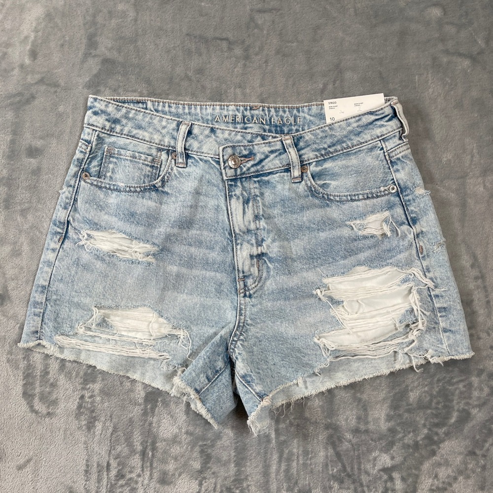 American Eagle Strigid Mom Shorts Light Wash Distressed Super High Rise Size 10